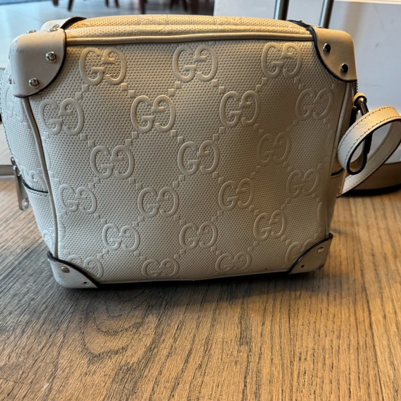 Gucci embossed ivory square shoulder bag - Picture 3 of 8